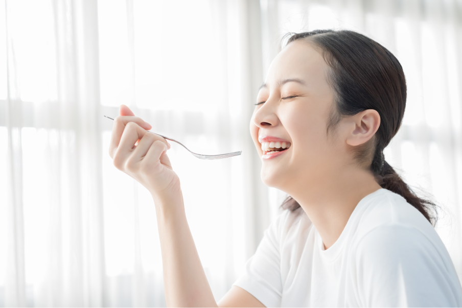 笑顔で食事をする女性